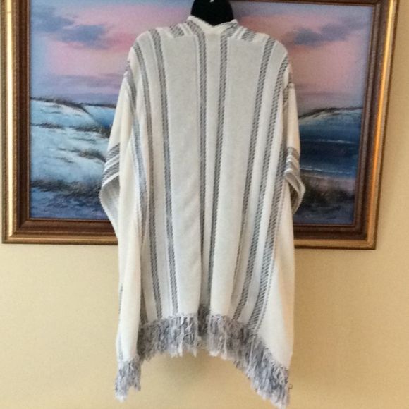 💞LUCKY BRAND 💞Line in Love💞M/L poncho - Picture 5 of 12